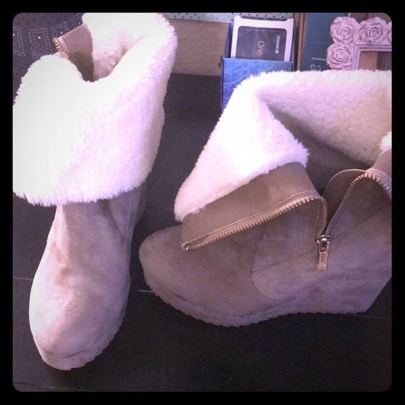 Juicy Couture Shoes - Juicy Couture boots w fur trim and zip sides sz6 Juicy Couture Shoes - Juicy Couture boots w fur trim and zip sides sz6